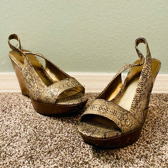NEW! Anne Klein Fortuna Bronze Snake Print Platform Wedge Sandals - Picture 1 of 16